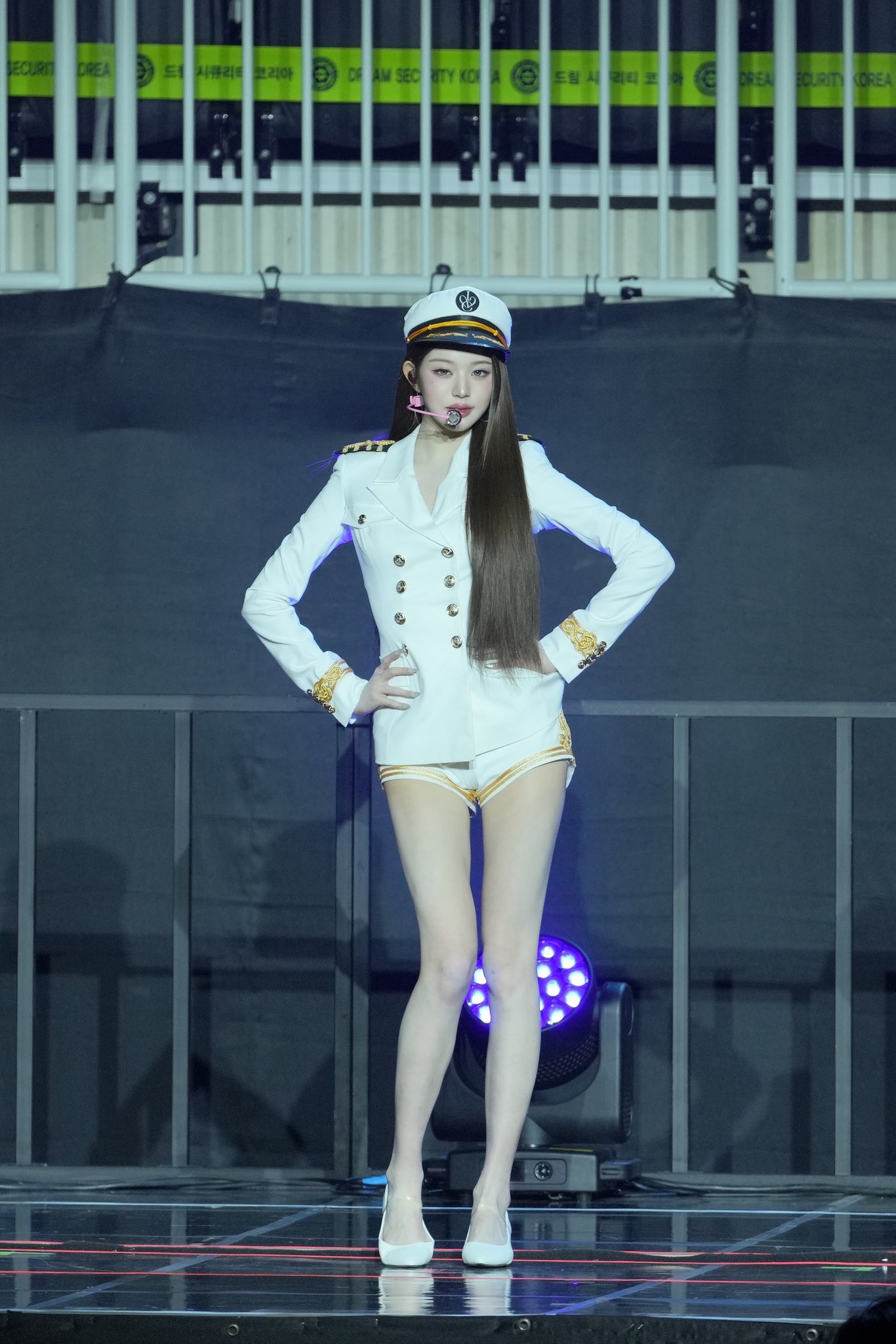 Cả nh&oacute;m mỹ nh&acirc;n bị đối xử bất c&ocirc;ng để l&agrave;m nền cho c&ocirc;ng ch&uacute;a Kpop: Nổi bật đ&acirc;u kh&ocirc;ng thấy, lộ cả t&aacute; khuyết điểm- Ảnh 7.