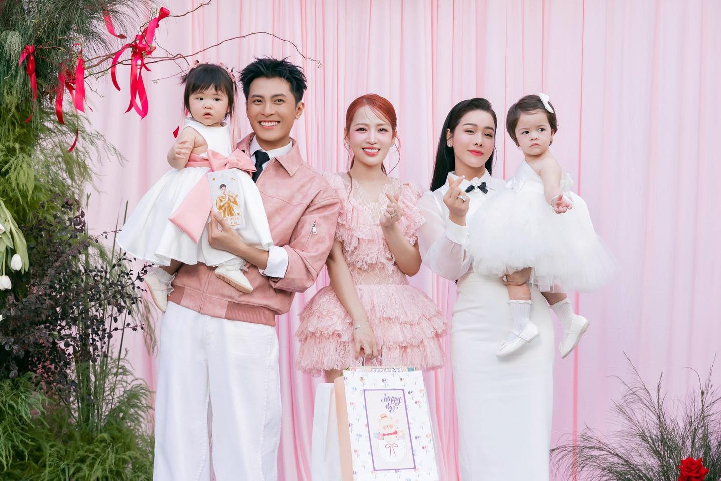 Tiệc th&ocirc;i n&ocirc;i quy tụ cả showbiz của con g&aacute;i Puka: Ho&agrave; Minzy lẻ b&oacute;ng, 1 đ&ocirc;i lộ diện giữa tin đồn c&oacute; tin vui- Ảnh 11.