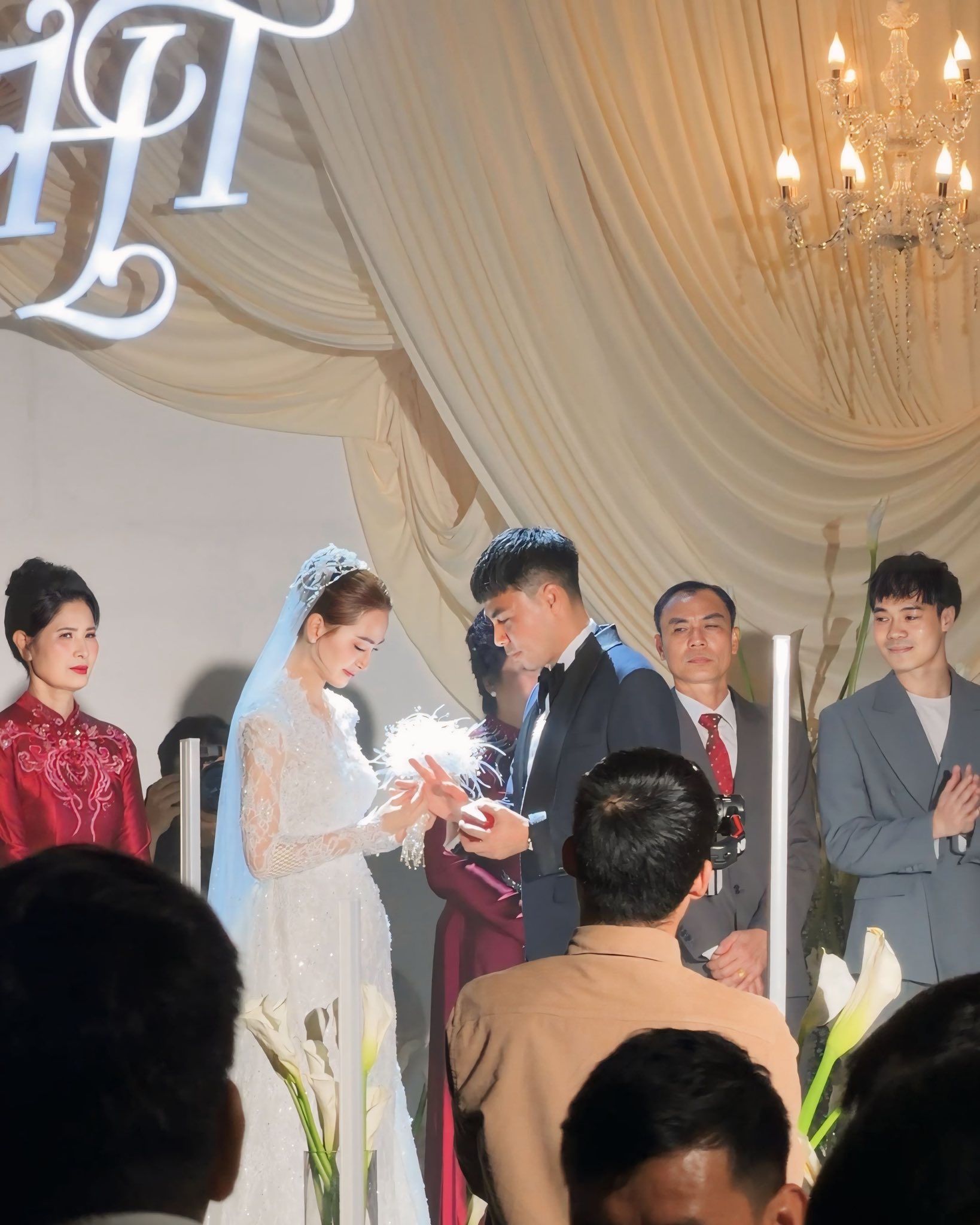 H&agrave;nh động bất ngờ của Văn To&agrave;n trong đ&aacute;m cưới MC M&ugrave; Tạt- Ảnh 2.