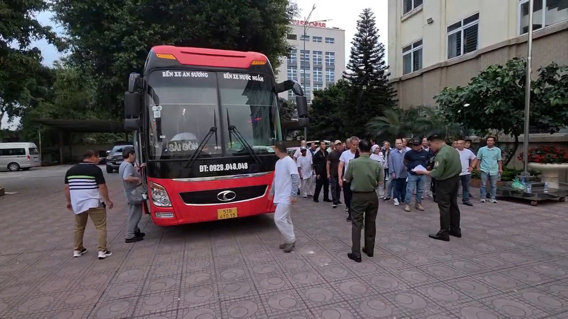 TP.HCM tiếp nhận 34 c&ocirc;ng d&acirc;n bị Hoa Kỳ trục xuất- Ảnh 1.