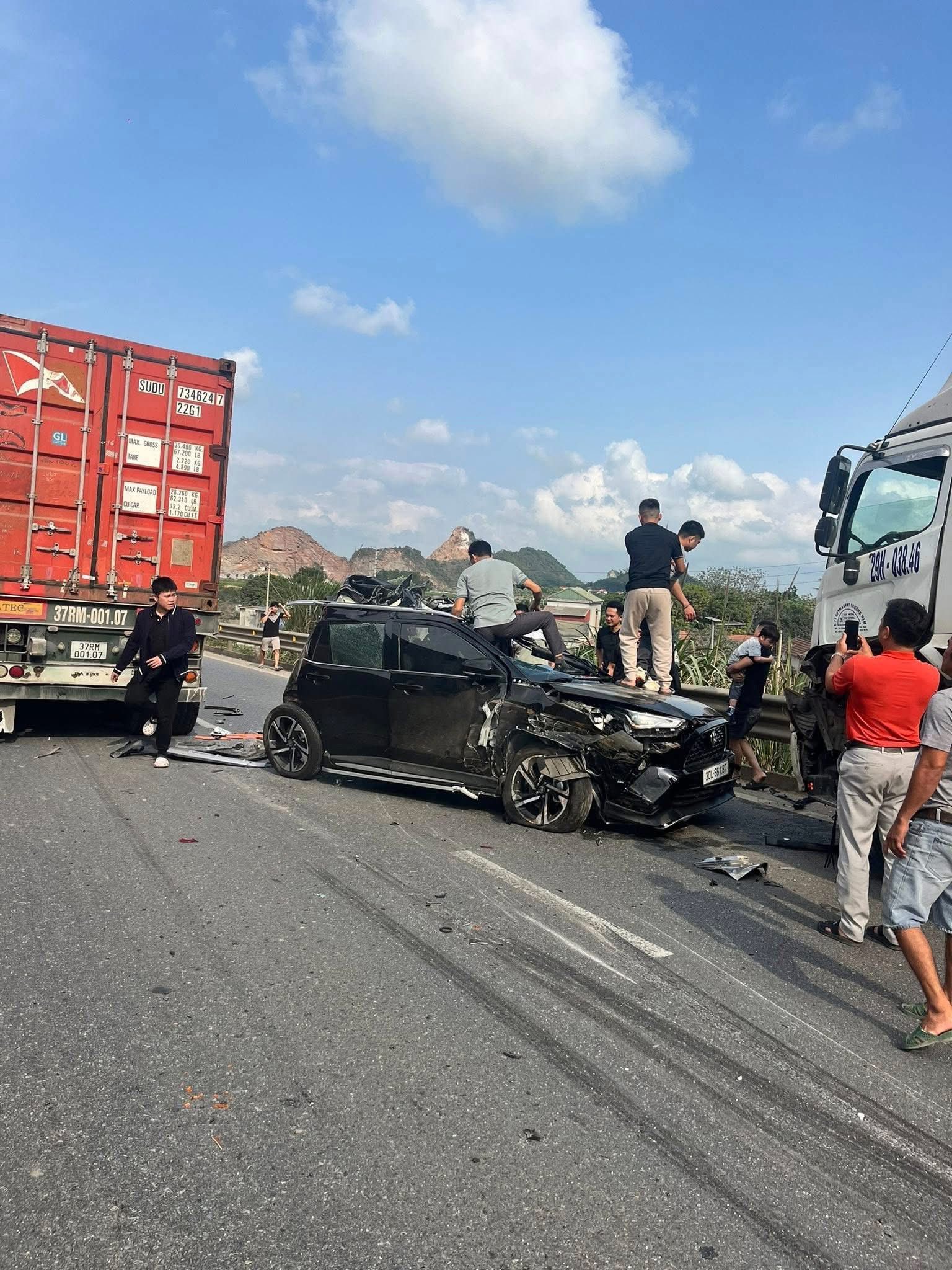 Hiện trường kinh ho&agrave;ng vụ tai nạn li&ecirc;n ho&agrave;n 6 xe tr&ecirc;n cao tốc, c&oacute; xe bị v&ograve; n&aacute;t- Ảnh 4.