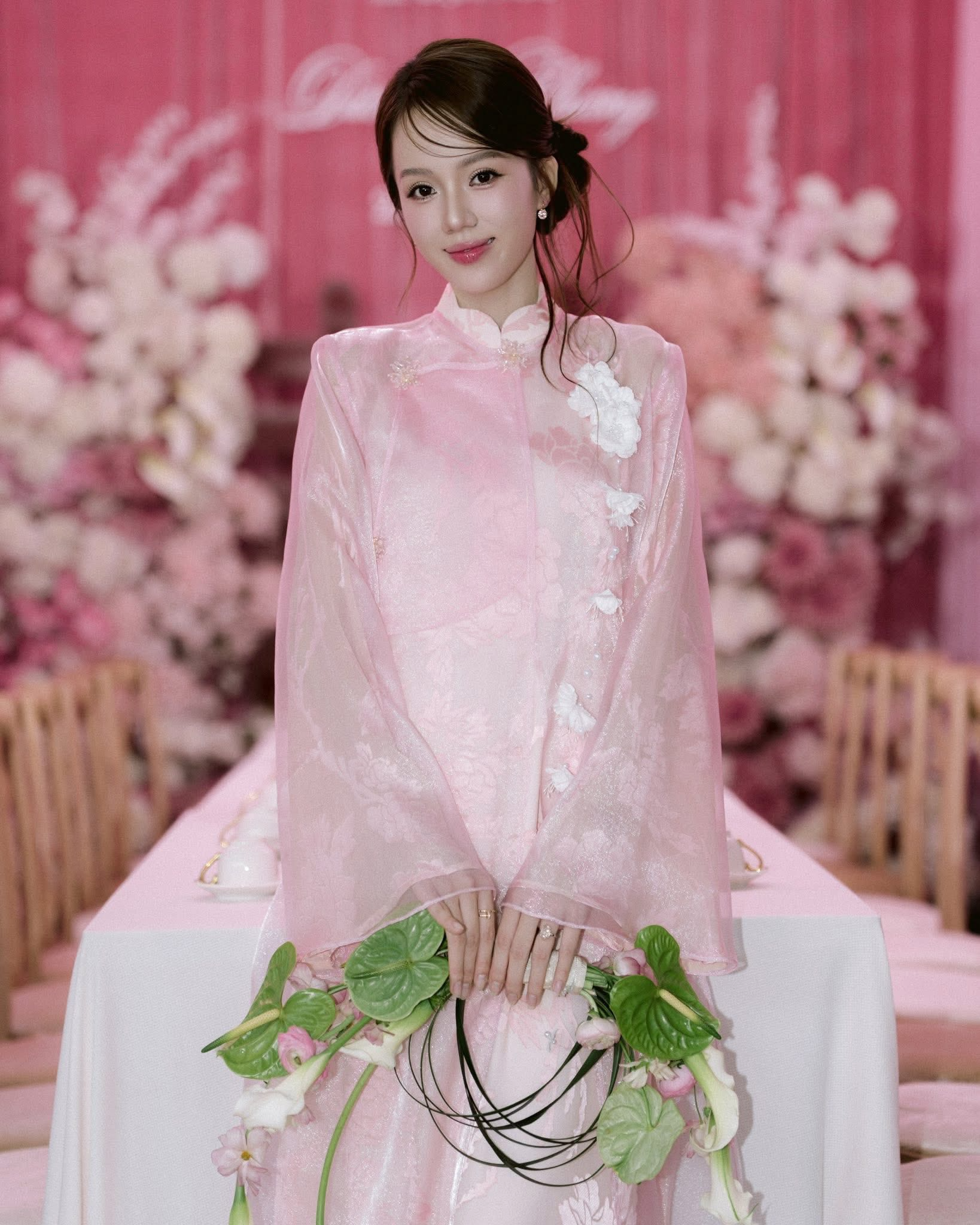 C&ocirc; d&acirc;u hot nhất TikTok h&ocirc;m nay: Diện &aacute;o d&agrave;i xinh ph&aacute;t s&aacute;ng, cả c&otilde;i mạng "ăn cưới online"- Ảnh 1.