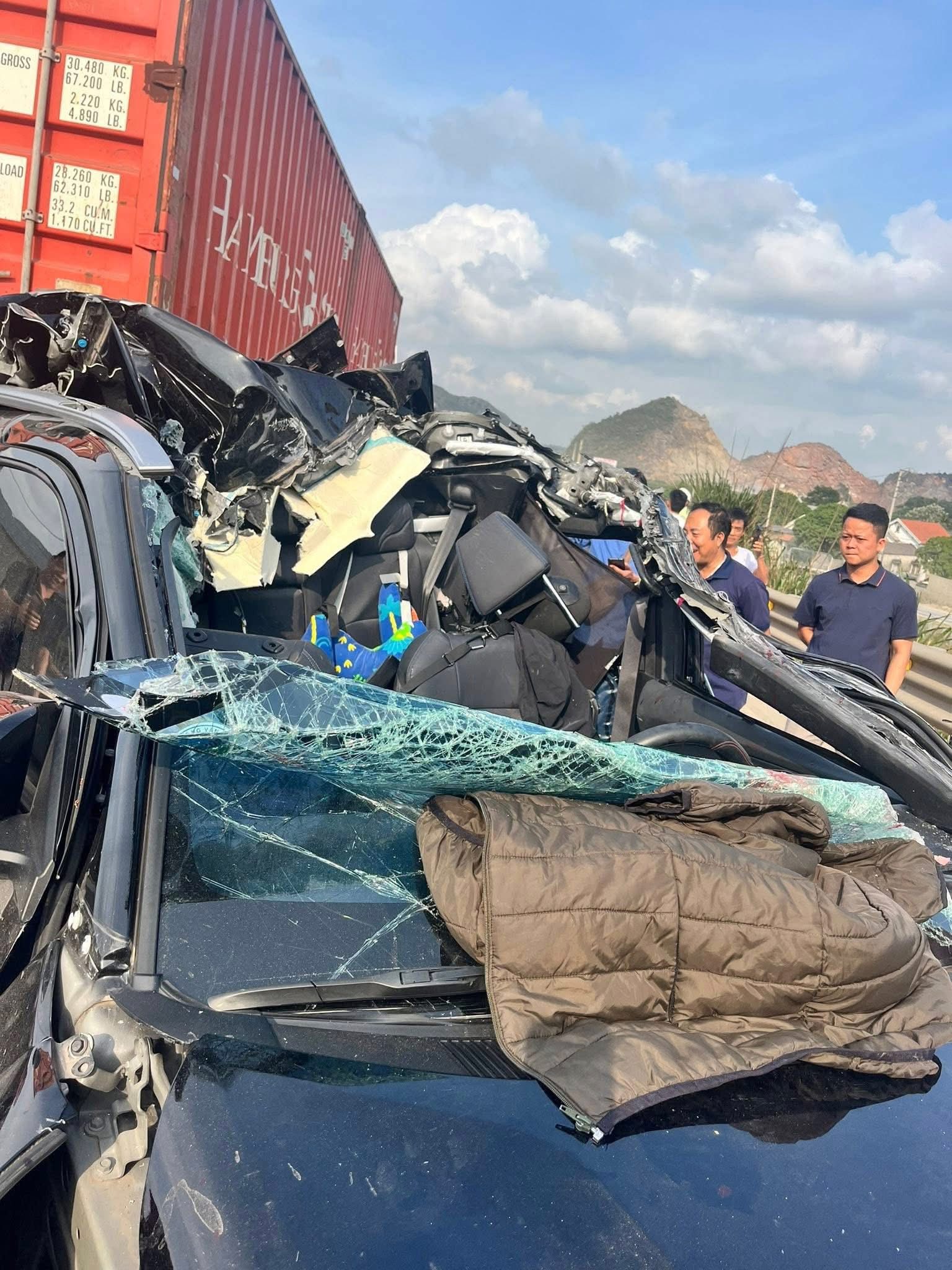 Hiện trường kinh ho&agrave;ng vụ tai nạn li&ecirc;n ho&agrave;n 6 xe tr&ecirc;n cao tốc, c&oacute; xe bị v&ograve; n&aacute;t- Ảnh 1.