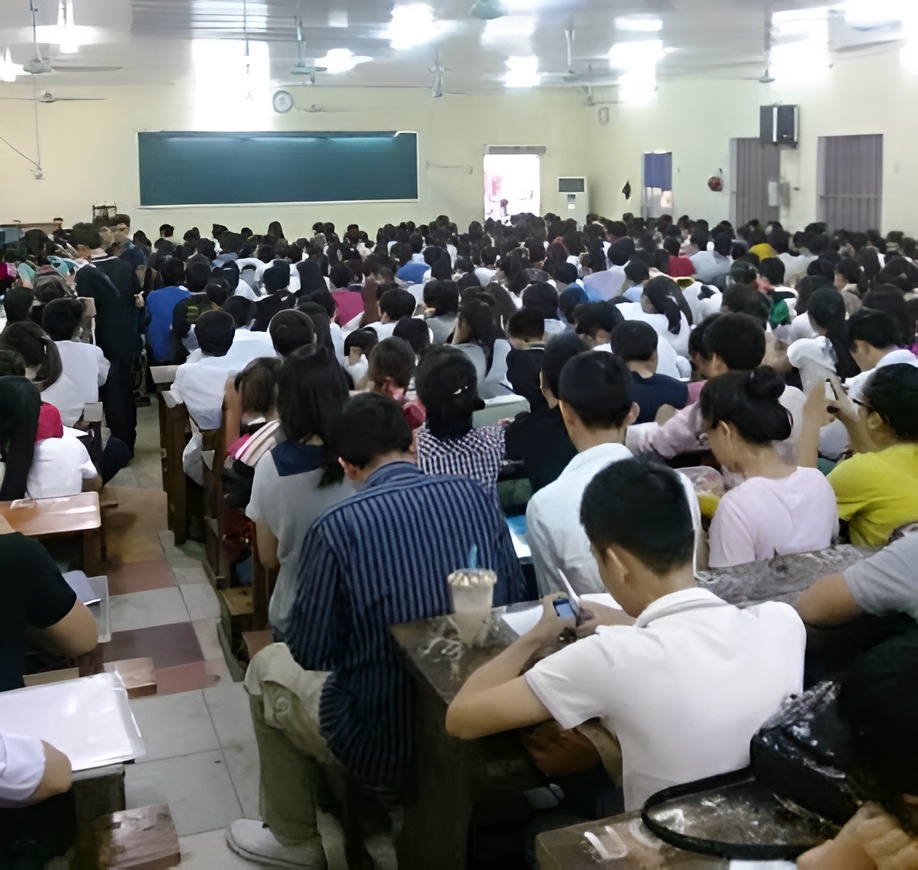 H&igrave;nh ảnh l&ograve; luyện thi Ch&ugrave;a Bộc từ thời gi&aacute; 5.000 đồng/buổi viral trở lại: Lớp học 700 người "huyền thoại" của thế hệ 8X, 9X H&agrave; Nội- Ảnh 1.