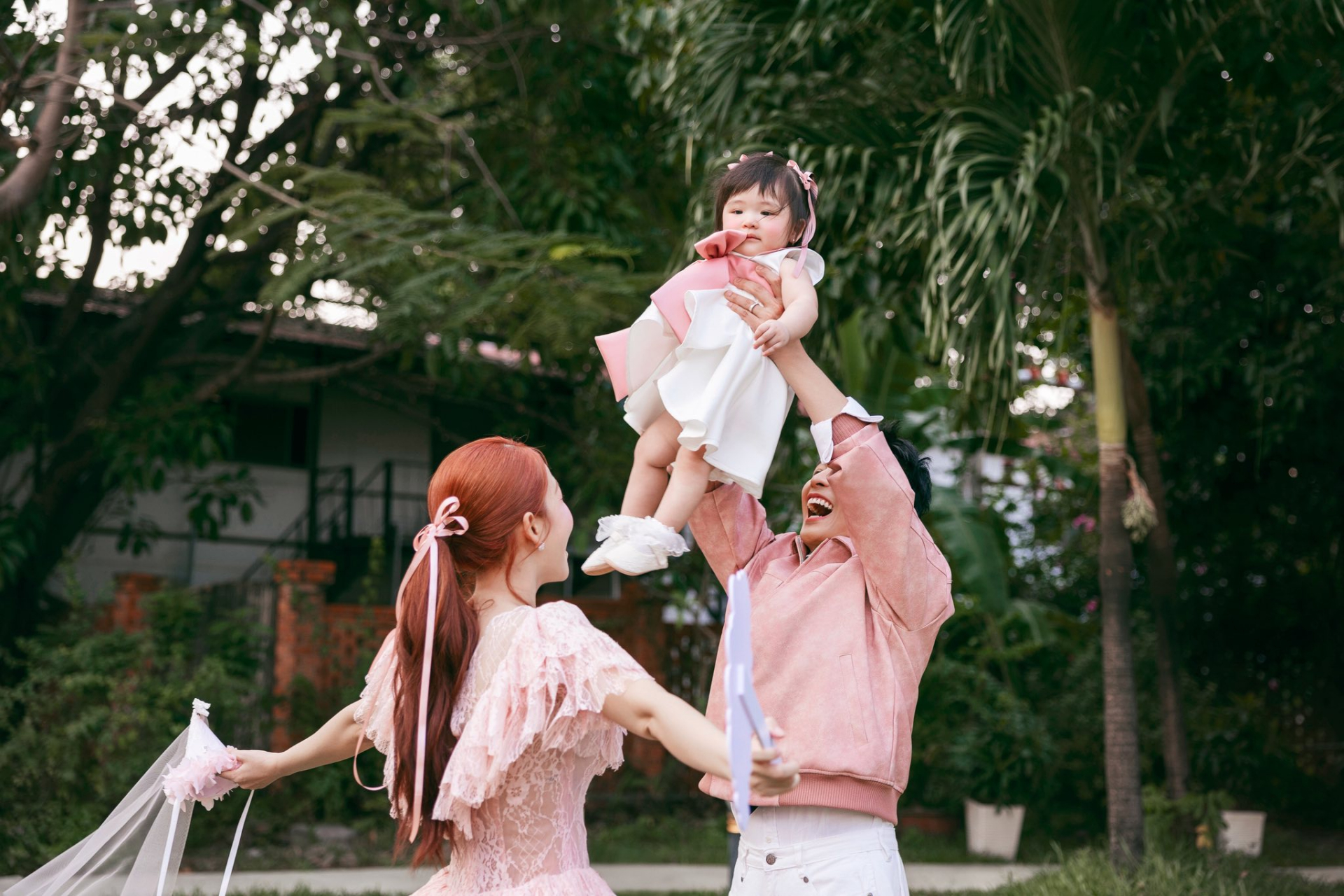 Tiệc th&ocirc;i n&ocirc;i quy tụ cả showbiz của con g&aacute;i Puka: Ho&agrave; Minzy lẻ b&oacute;ng, 1 đ&ocirc;i lộ diện giữa tin đồn c&oacute; tin vui- Ảnh 20.