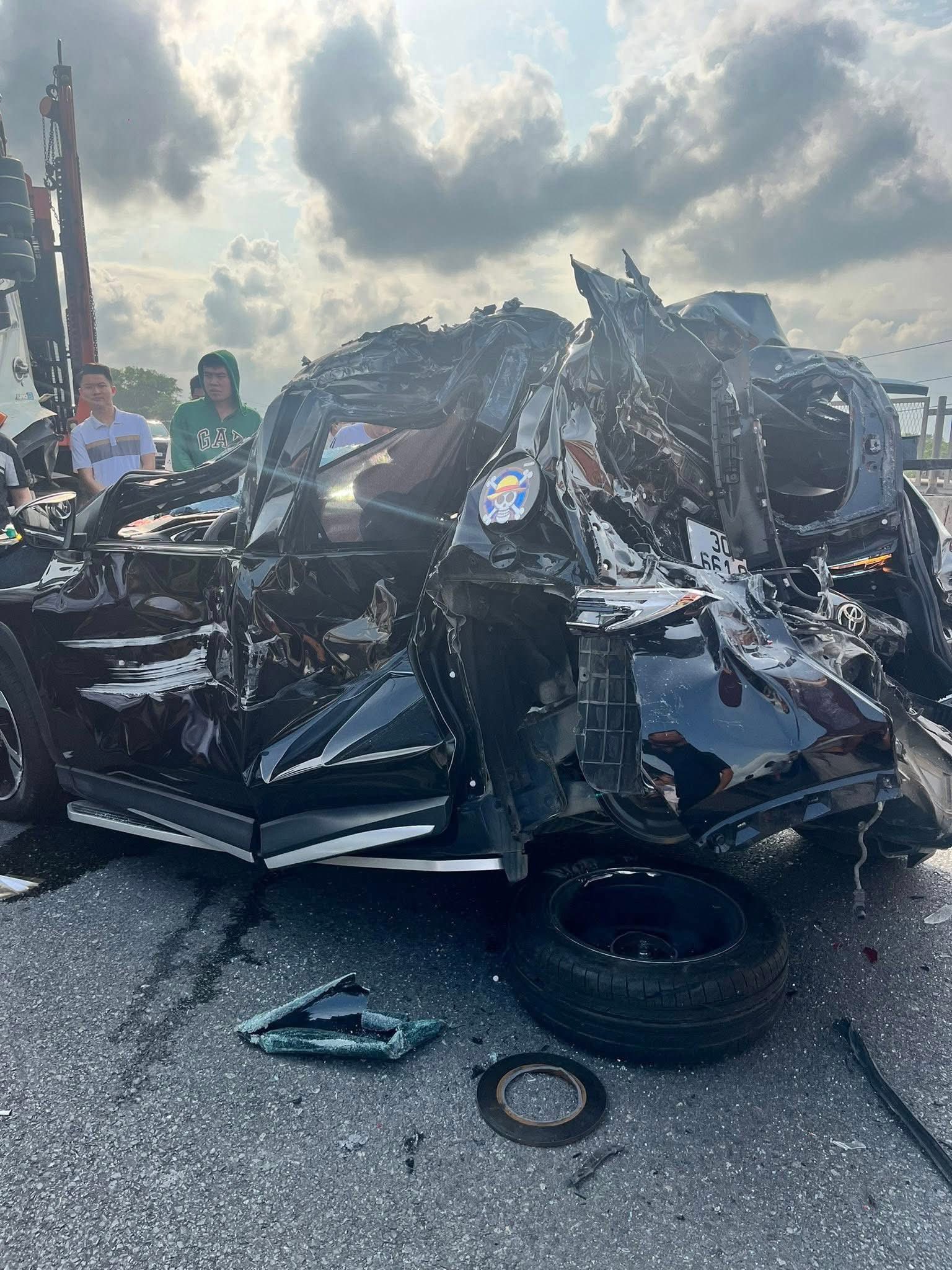 Hiện trường kinh ho&agrave;ng vụ tai nạn li&ecirc;n ho&agrave;n 6 xe tr&ecirc;n cao tốc, c&oacute; xe bị v&ograve; n&aacute;t- Ảnh 3.