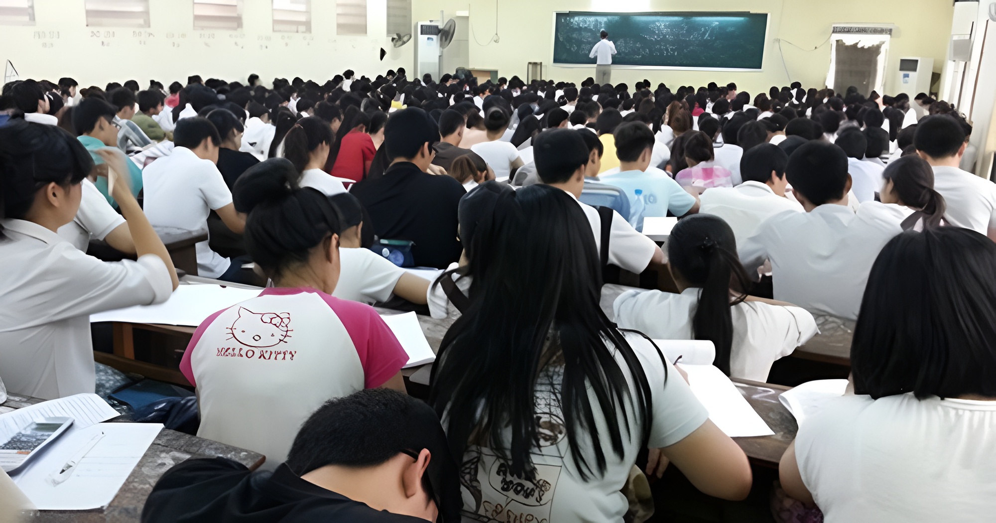 H&igrave;nh ảnh l&ograve; luyện thi Ch&ugrave;a Bộc từ thời gi&aacute; 5.000 đồng/buổi viral trở lại: Lớp học 700 người "huyền thoại" của thế hệ 8X, 9X H&agrave; Nội- Ảnh 2.