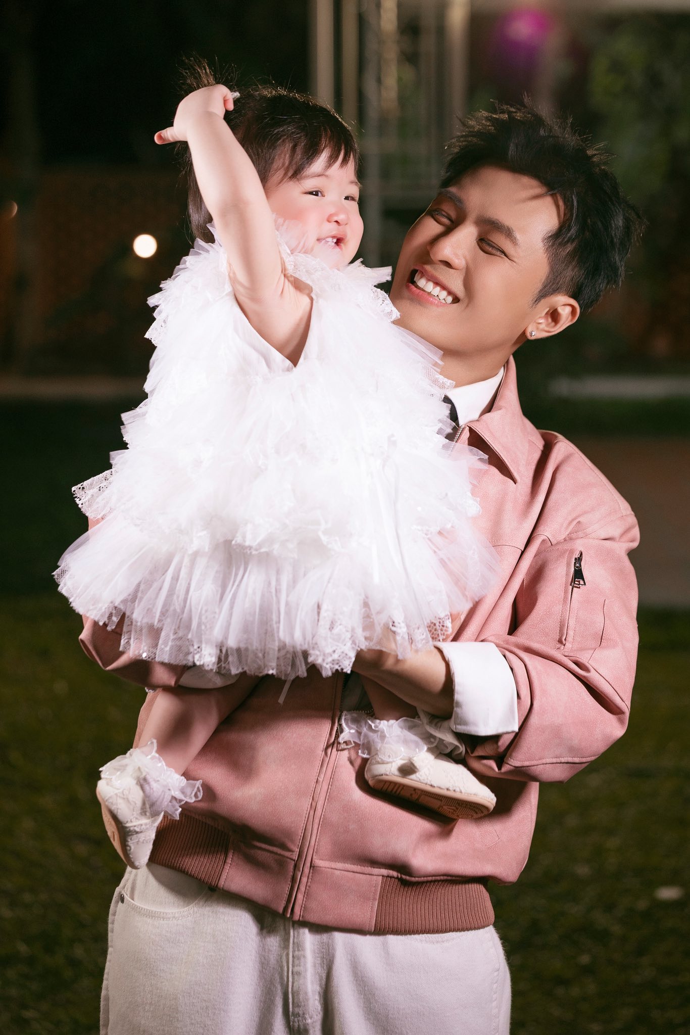 Tiệc th&ocirc;i n&ocirc;i quy tụ cả showbiz của con g&aacute;i Puka: Ho&agrave; Minzy lẻ b&oacute;ng, 1 đ&ocirc;i lộ diện giữa tin đồn c&oacute; tin vui- Ảnh 21.