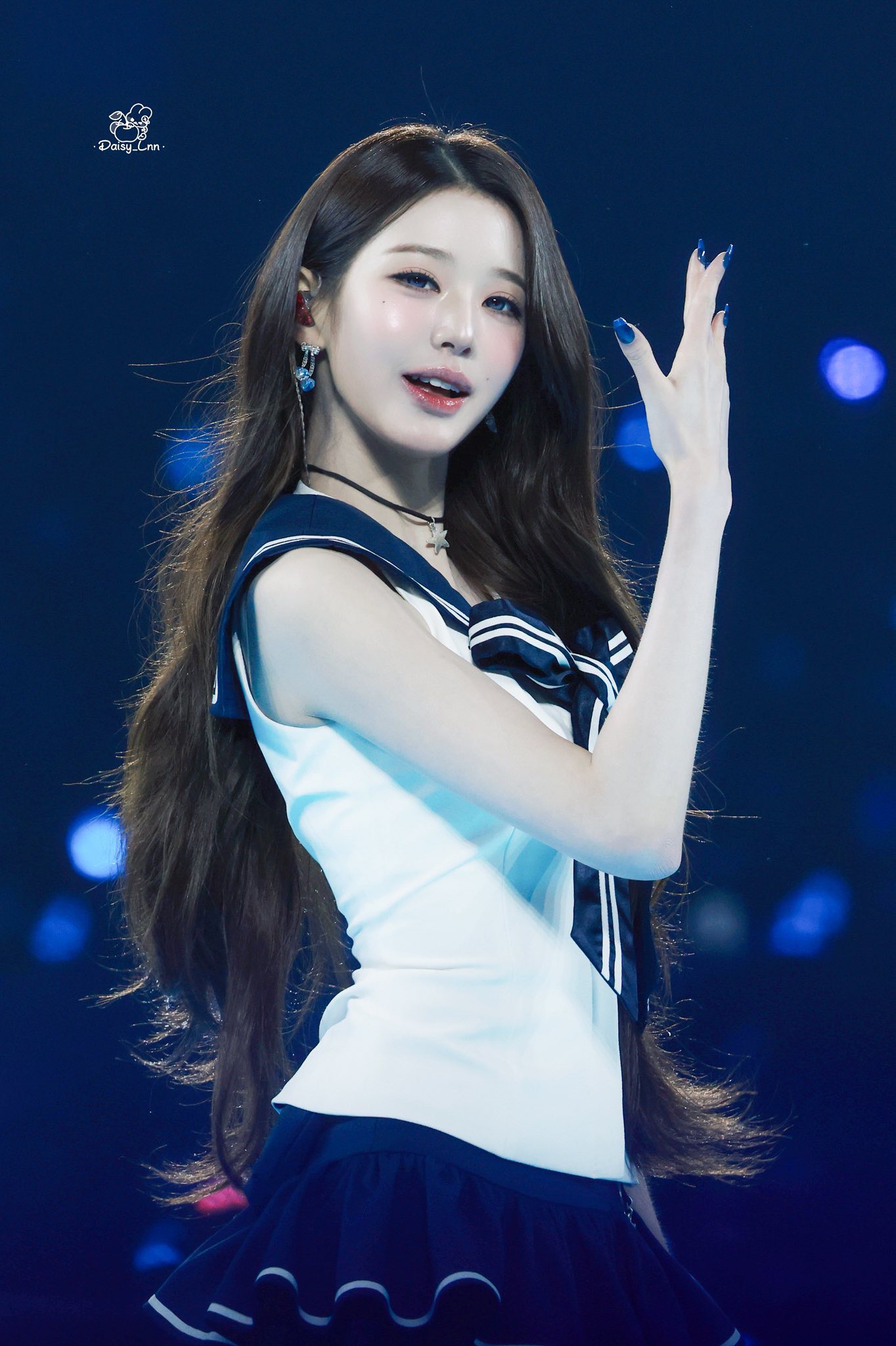 Cả nh&oacute;m mỹ nh&acirc;n bị đối xử bất c&ocirc;ng để l&agrave;m nền cho c&ocirc;ng ch&uacute;a Kpop: Nổi bật đ&acirc;u kh&ocirc;ng thấy, lộ cả t&aacute; khuyết điểm- Ảnh 11.