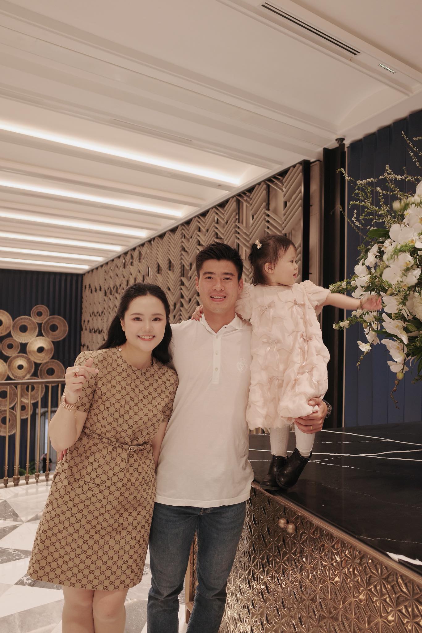 Quỳnh Anh lên đồ xinh đẹp cùng Duy Mạnh đi ăn cưới Đức Huy: Netizen khen nức nở, thế này ai còn chê mặc xấu nữa- Ảnh 1. Quỳnh Anh lên đồ xinh đẹp cùng Duy Mạnh đi ăn cưới Đức Huy: Netizen khen nức nở, thế này ai còn chê mặc xấu nữa- Ảnh 1.