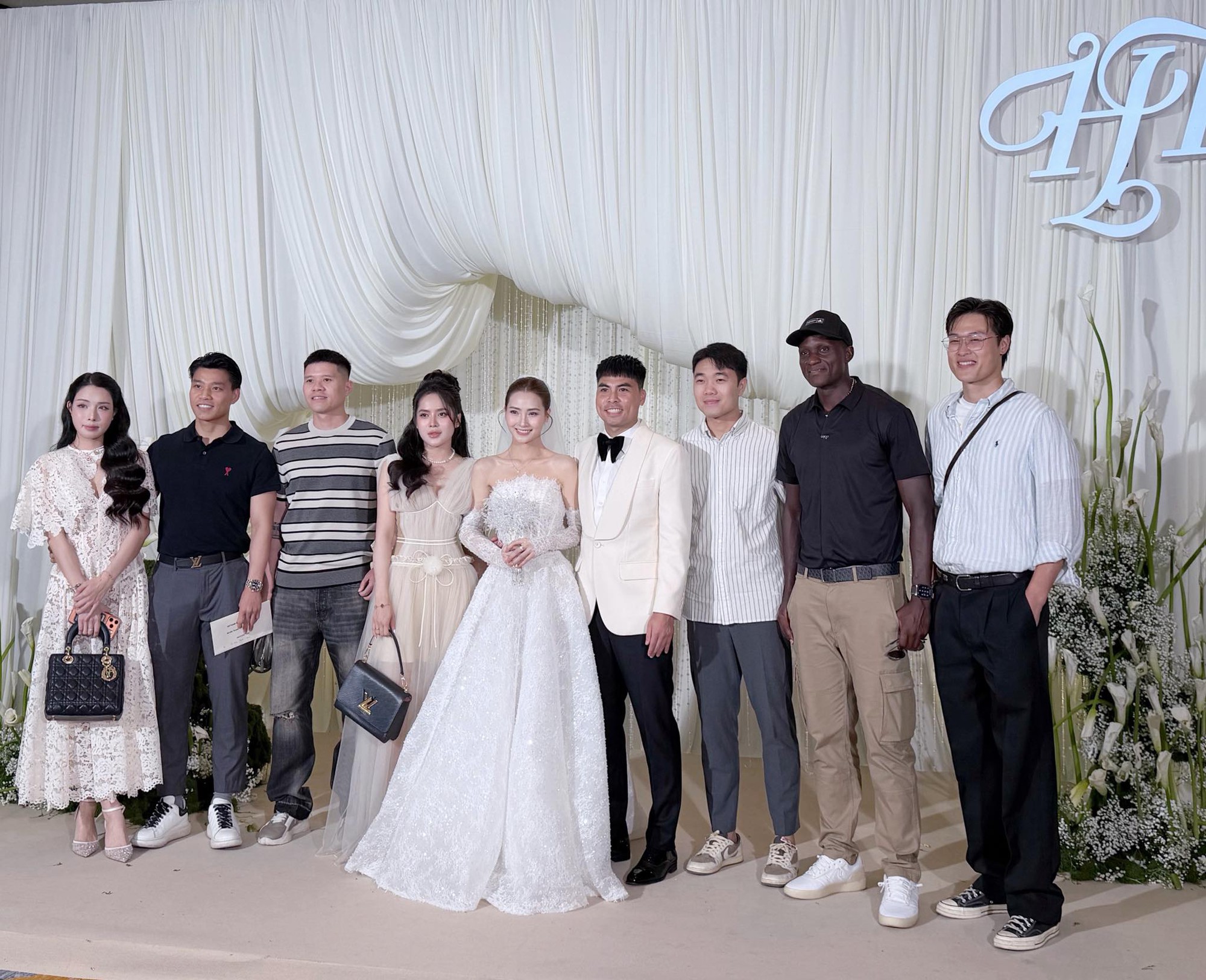 Quỳnh Anh lên đồ xinh đẹp cùng Duy Mạnh đi ăn cưới Đức Huy: Netizen khen nức nở, thế này ai còn chê mặc xấu nữa- Ảnh 2. Quỳnh Anh lên đồ xinh đẹp cùng Duy Mạnh đi ăn cưới Đức Huy: Netizen khen nức nở, thế này ai còn chê mặc xấu nữa- Ảnh 2.