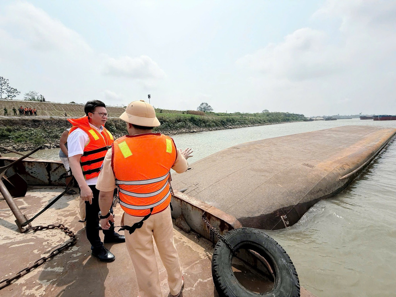 Lật t&agrave;u h&uacute;t c&aacute;t tr&ecirc;n s&ocirc;ng Hồng, 1 người chết, 1 người mất t&iacute;ch- Ảnh 2.