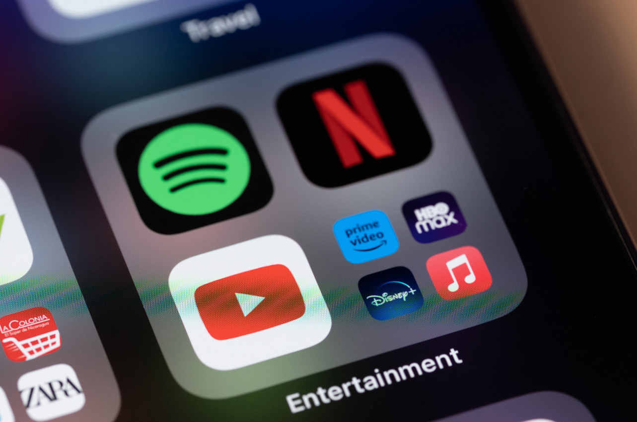 Mua b&aacute;n t&agrave;i khoản YouTube Premium, Netflix, Spotify c&oacute; thể bị phạt tới 50 triệu đồng- Ảnh 1.