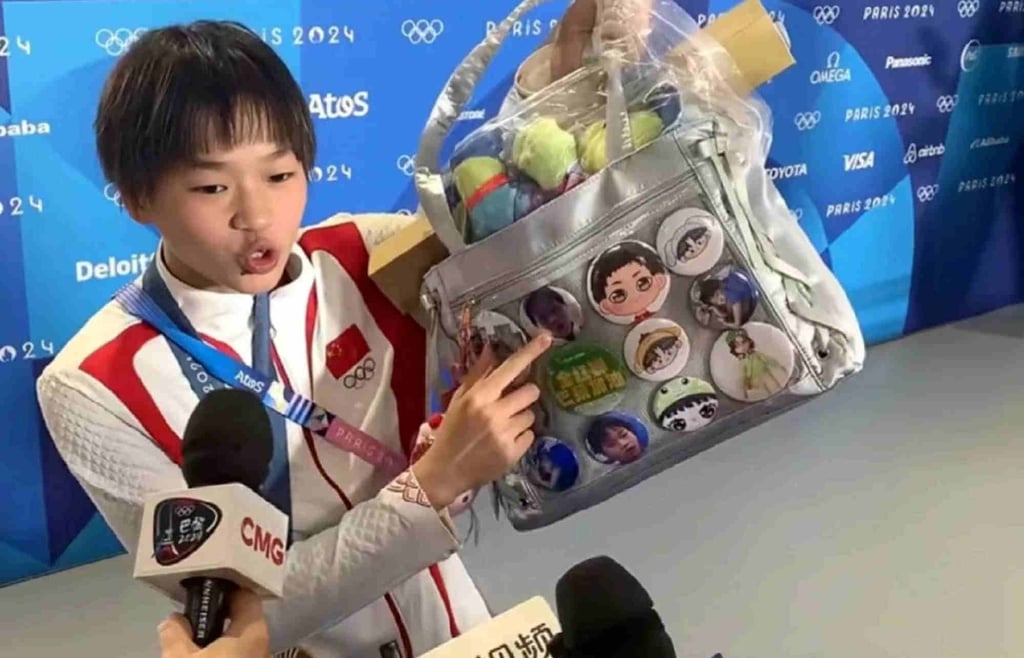 Trend thời trang mới: Đeo t&uacute;i đau đớn- Ảnh 4.