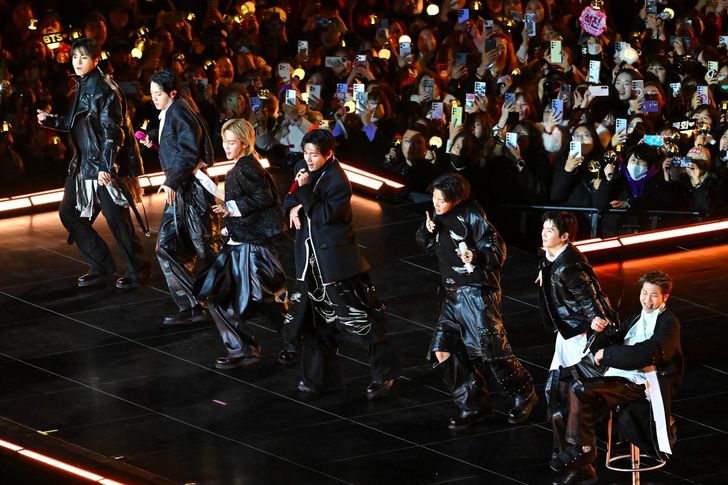 Mỹ nam đẹp nhất thế giới bị ruồng bỏ, c&ocirc;ng ty quản l&yacute; BTS &ldquo;th&ecirc;m dầu v&agrave;o lửa&rdquo;- Ảnh 3.