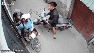 Nam thanh ni&ecirc;n tạt đầu xe, t&aacute;t tới tấp c&ocirc; g&aacute;i trẻ trong ng&otilde; H&agrave; Nội: H&eacute; lộ mối quan hệ giữa hai b&ecirc;n khiến nhiều người ngỡ ng&agrave;ng- Ảnh 1.