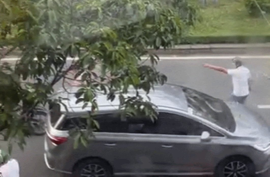 C&ocirc;ng an TPHCM khởi tố 2 người đi xe m&aacute;y đ&aacute;nh t&agrave;i xế &ocirc; t&ocirc;- Ảnh 1.