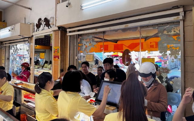 Cảnh tượng ở Mi Hồng TP.HCM s&aacute;ng Thứ 2: Lao đi b&aacute;n v&agrave;ng rồi mới đến c&ocirc;ng ty check-in, v&igrave; sợ lỗ nặng hơn tiền phạt đi muộn- Ảnh 2.