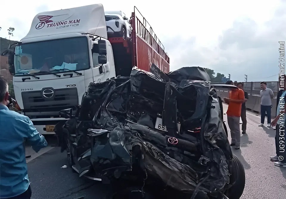 Hiện trường kinh ho&agrave;ng vụ tai nạn li&ecirc;n ho&agrave;n 6 xe tr&ecirc;n cao tốc, c&oacute; xe bị v&ograve; n&aacute;t- Ảnh 5.