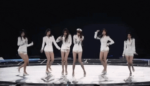 Cả nh&oacute;m mỹ nh&acirc;n bị đối xử bất c&ocirc;ng để l&agrave;m nền cho c&ocirc;ng ch&uacute;a Kpop: Nổi bật đ&acirc;u kh&ocirc;ng thấy, lộ cả t&aacute; khuyết điểm- Ảnh 2.