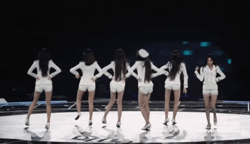 Cả nh&oacute;m mỹ nh&acirc;n bị đối xử bất c&ocirc;ng để l&agrave;m nền cho c&ocirc;ng ch&uacute;a Kpop: Nổi bật đ&acirc;u kh&ocirc;ng thấy, lộ cả t&aacute; khuyết điểm- Ảnh 1.