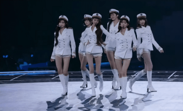 Cả nh&oacute;m mỹ nh&acirc;n bị đối xử bất c&ocirc;ng để l&agrave;m nền cho c&ocirc;ng ch&uacute;a Kpop: Nổi bật đ&acirc;u kh&ocirc;ng thấy, lộ cả t&aacute; khuyết điểm- Ảnh 8.