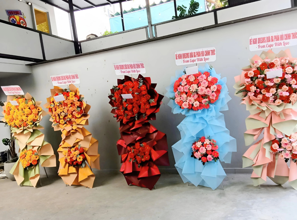 C&ocirc;ng ty giải tr&iacute; đầu ti&ecirc;n ở Việt Nam bị fan gửi hoa khiếu nại- Ảnh 1.