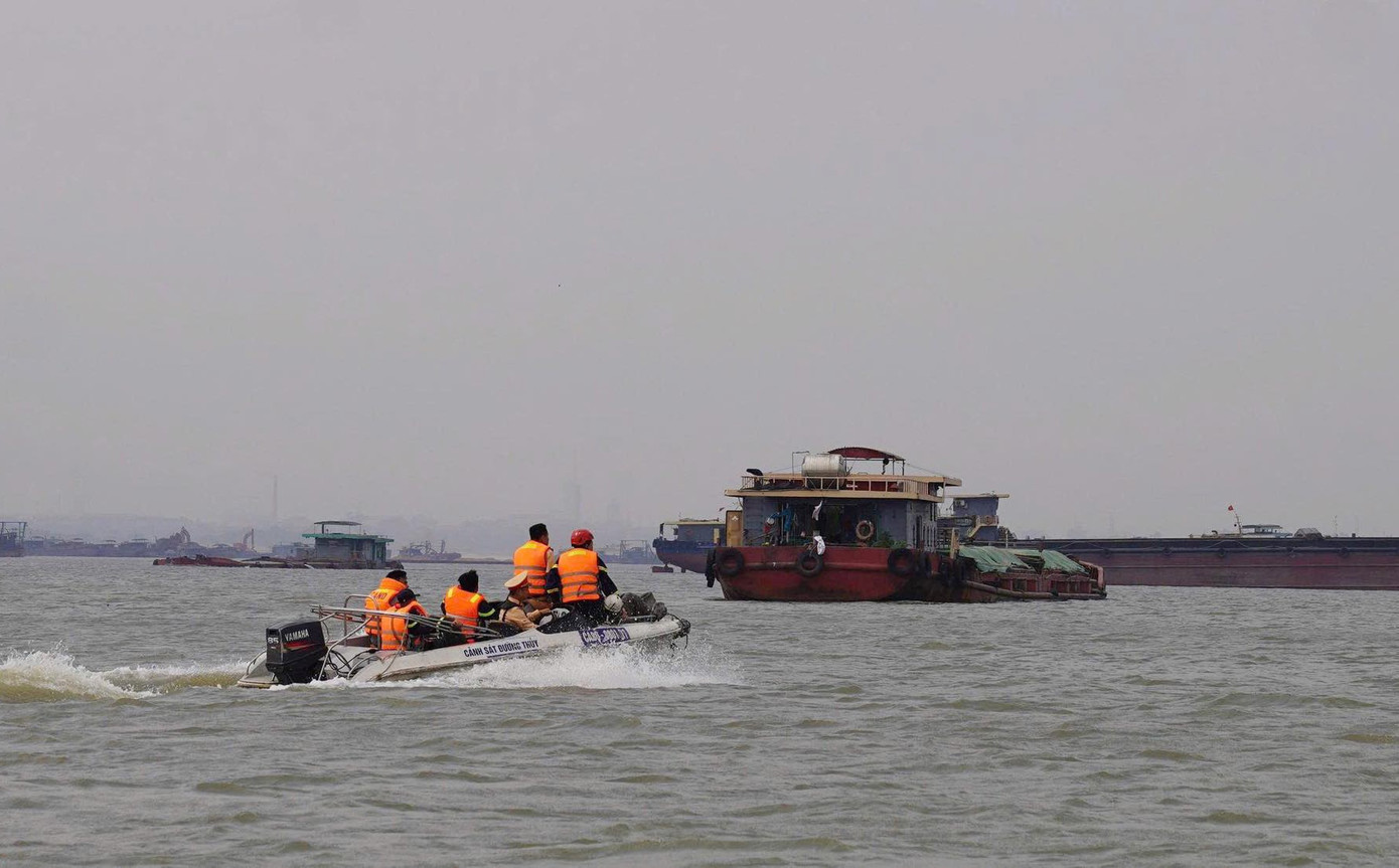 Lật t&agrave;u h&uacute;t c&aacute;t tr&ecirc;n s&ocirc;ng Hồng, 1 người chết, 1 người mất t&iacute;ch- Ảnh 1.