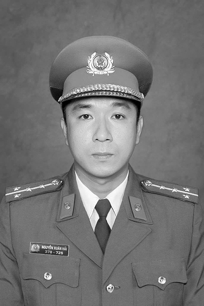 Căn nhà nhỏ ngày tang lễ của Thiếu tá hy sinh trong vụ "cát tặc", hình ảnh người vợ trẻ ôm con 8 tháng tuổi đầy xót xa- Ảnh 5. Căn nhà nhỏ ngày tang lễ của Thiếu tá hy sinh trong vụ "cát tặc", hình ảnh người vợ trẻ ôm con 8 tháng tuổi đầy xót xa- Ảnh 5.