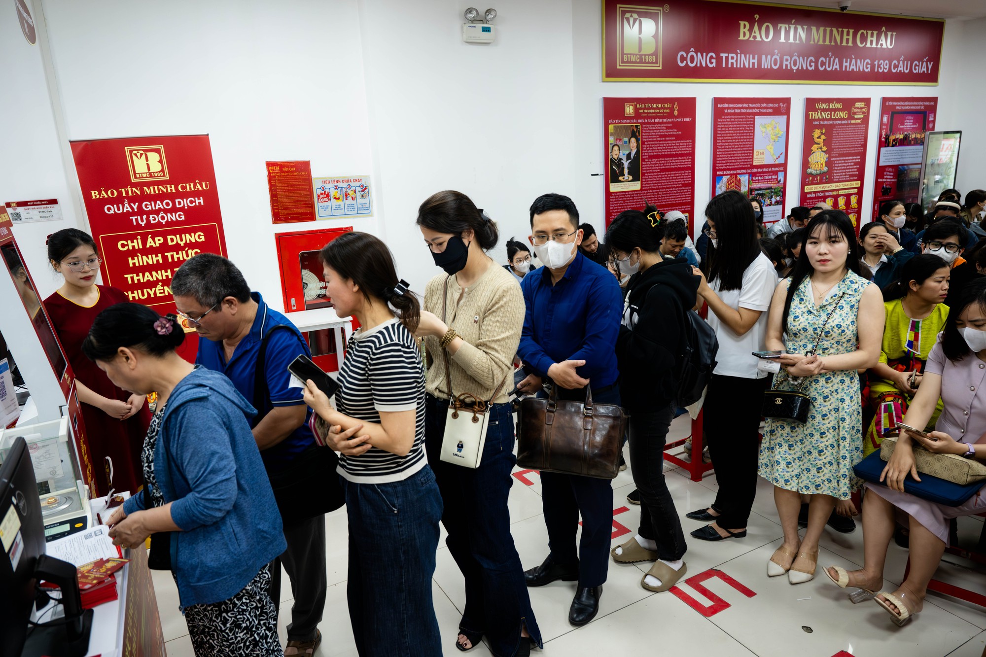 Cảnh tượng kh&oacute; tin tr&ecirc;n phố Cầu Giấy: &ldquo;ATM v&agrave;ng&rdquo; chạy hết c&ocirc;ng suất, kh&aacute;ch ngồi k&iacute;n chỗ- Ảnh 8.