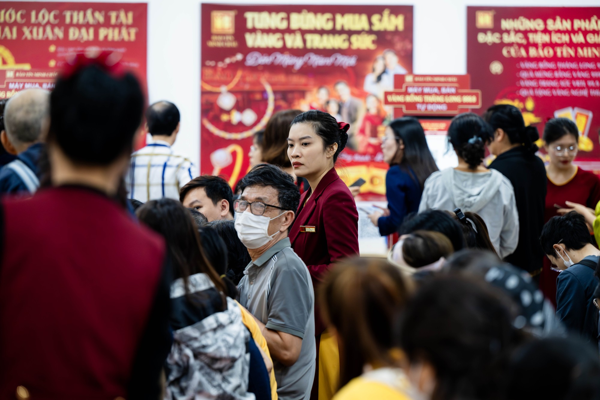 Cảnh tượng kh&oacute; tin tr&ecirc;n phố Cầu Giấy: &ldquo;ATM v&agrave;ng&rdquo; chạy hết c&ocirc;ng suất, kh&aacute;ch ngồi k&iacute;n chỗ- Ảnh 10.