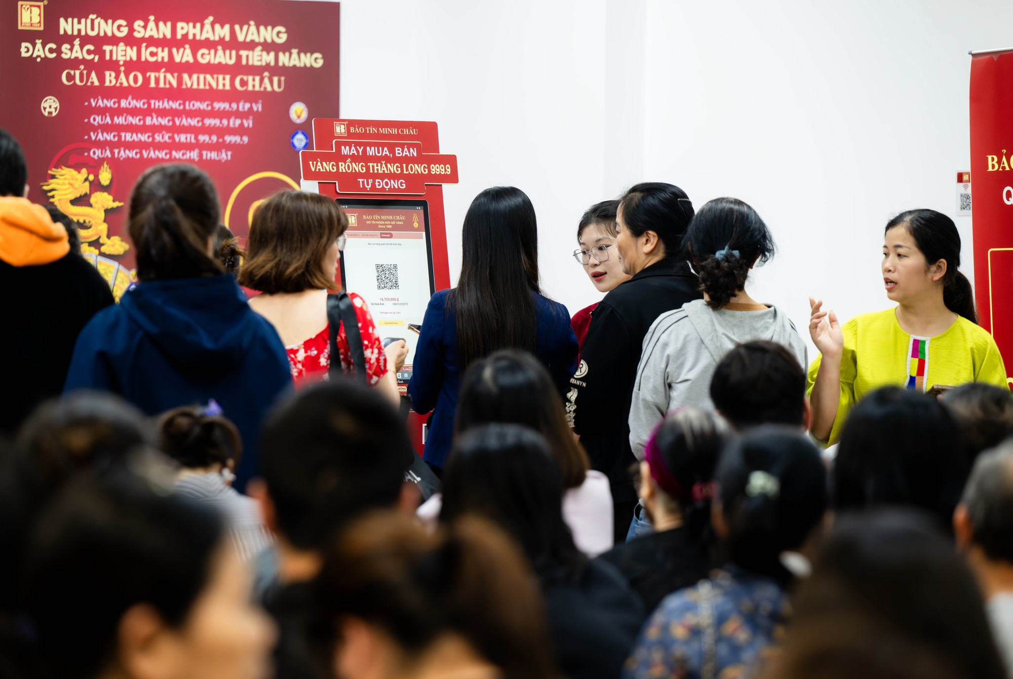 Cảnh tượng kh&oacute; tin tr&ecirc;n phố Cầu Giấy: &ldquo;ATM v&agrave;ng&rdquo; chạy hết c&ocirc;ng suất, kh&aacute;ch ngồi k&iacute;n chỗ- Ảnh 6.