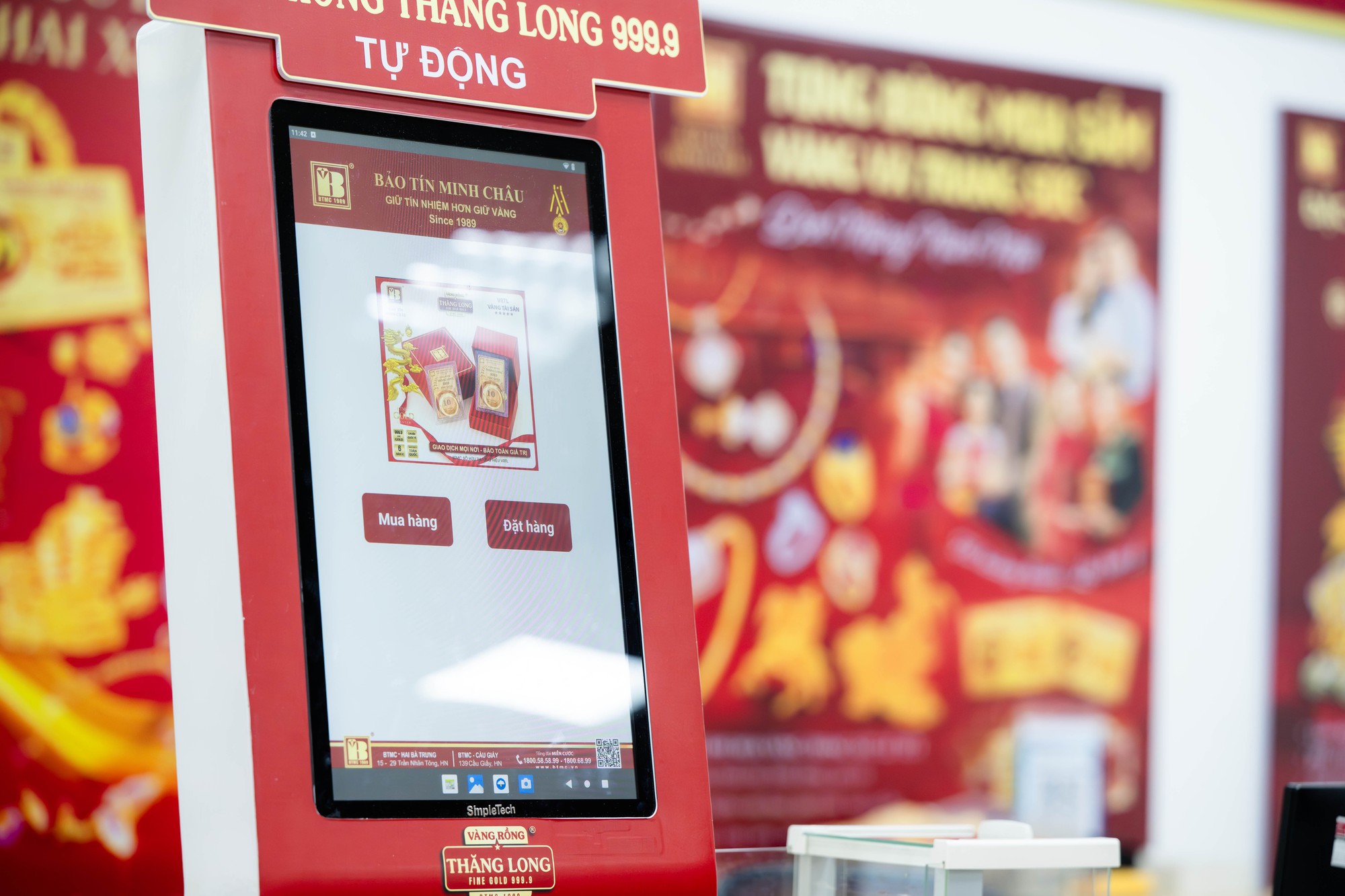 Cảnh tượng kh&oacute; tin tr&ecirc;n phố Cầu Giấy: &ldquo;ATM v&agrave;ng&rdquo; chạy hết c&ocirc;ng suất, kh&aacute;ch ngồi k&iacute;n chỗ- Ảnh 7.