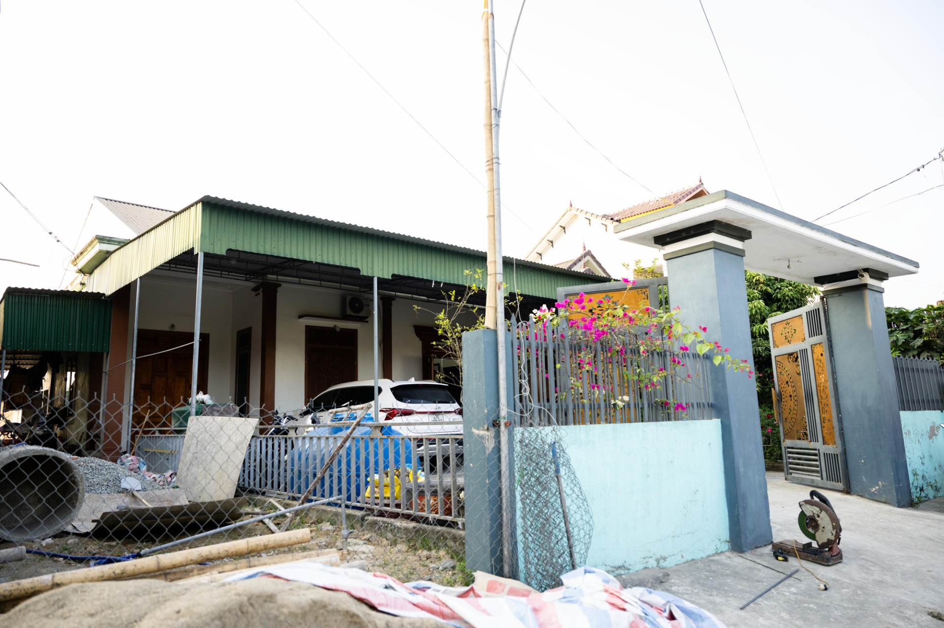 Cầu thủ kiếm tiền giỏi thật! Đ&igrave;nh Bắc x&acirc;y nh&agrave; to đ&ugrave;ng b&aacute;o hiếu, Văn To&agrave;n, Ho&agrave;ng Đức "mang biệt phủ về cho mẹ"- Ảnh 3.