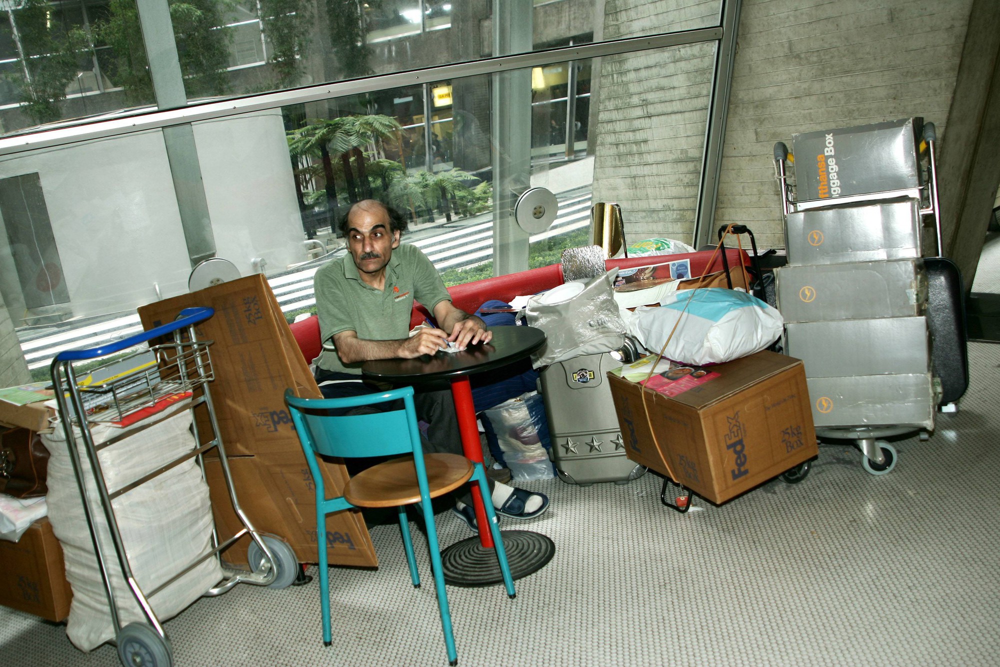 Người đ&agrave;n &ocirc;ng sống trong s&acirc;n bay suốt 18 năm, kh&ocirc;ng ở tr&ecirc;n bất kỳ quốc gia n&agrave;o- Ảnh 3.