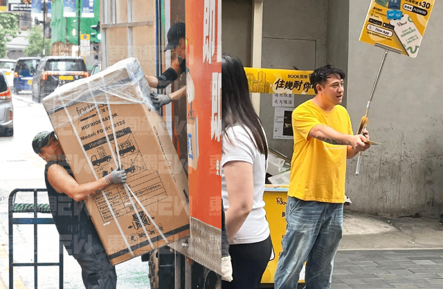 Nam thần thanh xu&acirc;n bị hủy hoại v&igrave; 1 scandal: Giờ đi ph&aacute;t tờ rơi khu&acirc;n v&aacute;c, xin từng hộp sữa nu&ocirc;i 4 con thơ- Ảnh 2.