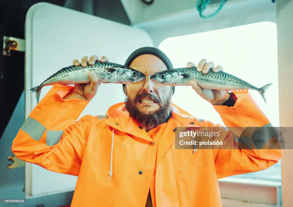 Nghi vấn sao ch&eacute;p quanh "bức ảnh chụp ngư d&acirc;n Hội An cầm hai con c&aacute; thắng giải quốc tế"- Ảnh 3.