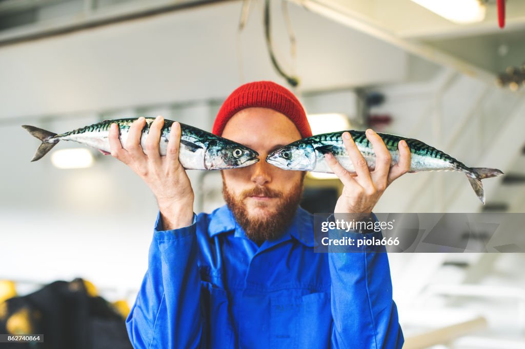 Nghi vấn sao ch&eacute;p quanh "bức ảnh chụp ngư d&acirc;n Hội An cầm hai con c&aacute; thắng giải quốc tế"- Ảnh 4.