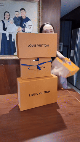 Vợ Duy Mạnh chuẩn &ldquo;ph&uacute; b&agrave;&rdquo; l&agrave;ng b&oacute;ng đ&aacute;: Ở nh&agrave; phố cổ, unbox "rổ" đồ hiệu, sang chảnh đi ăn cưới l&agrave;m "m&aacute;t mặt" chồng- Ảnh 1.