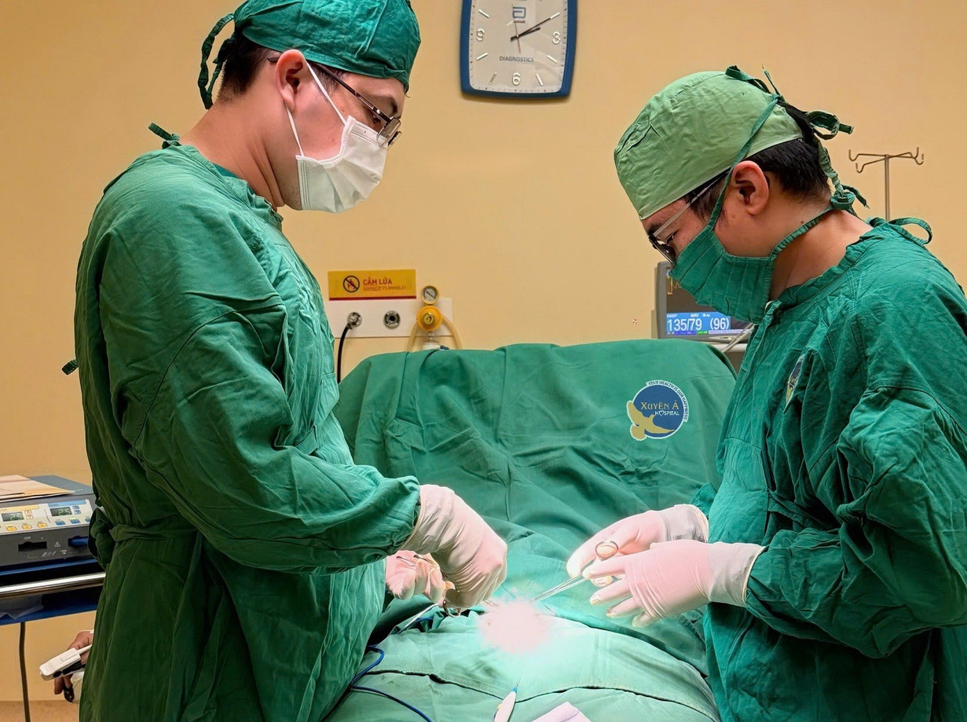 Bệnh hiếm gặp khiến người đ&agrave;n &ocirc;ng đau &acirc;m ỉ tinh ho&agrave;n- Ảnh 1.