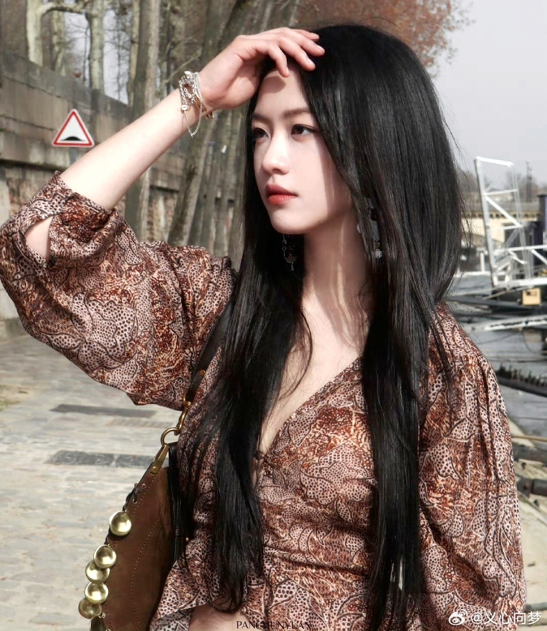 C&ocirc;ng ch&uacute;a thả d&aacute;ng tr&ecirc;n đường khiến cả triệu người m&ecirc; đắm, v&ograve;ng 1 hững hờ s&aacute;ng bừng cả con phố- Ảnh 5.