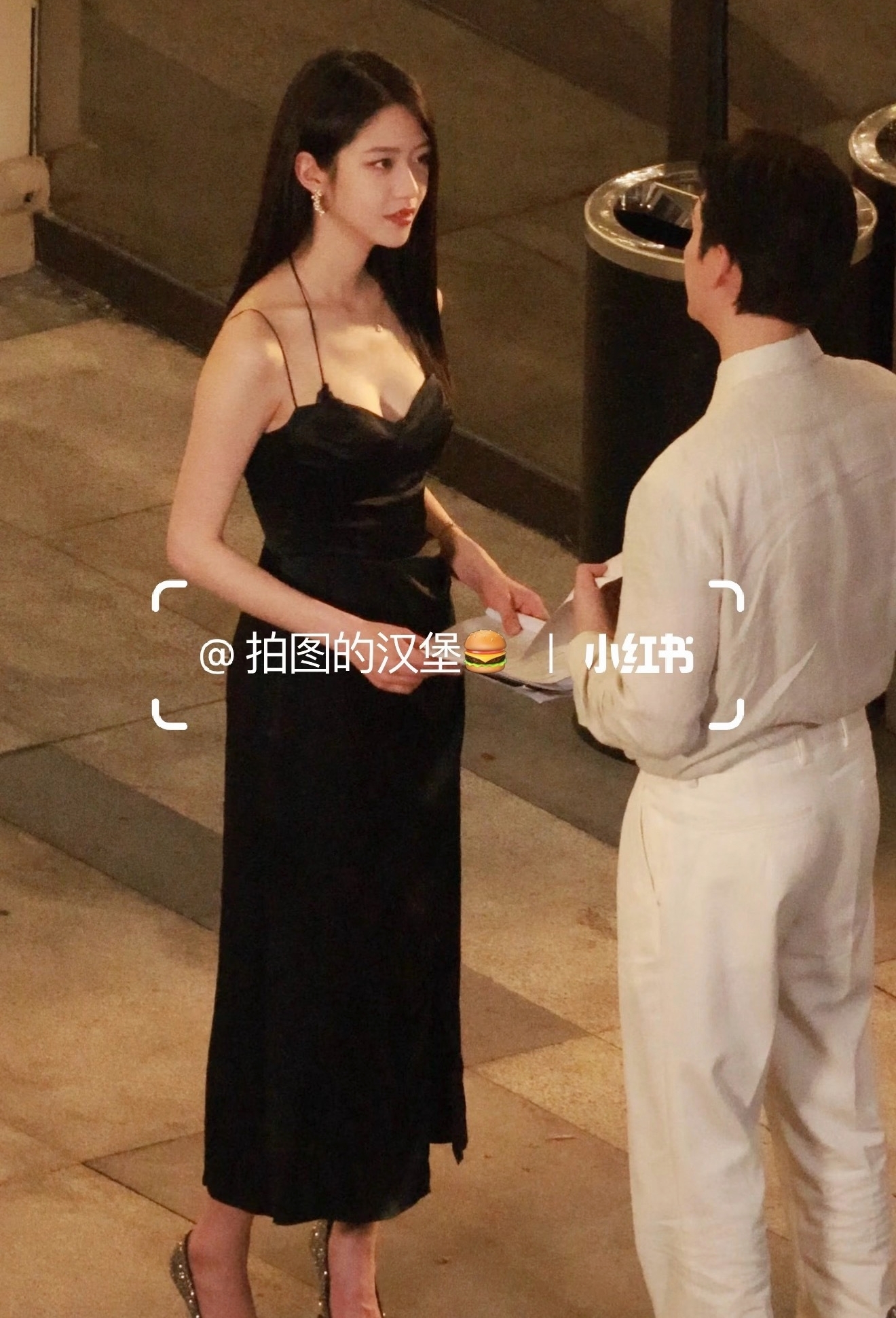 C&ocirc;ng ch&uacute;a thả d&aacute;ng tr&ecirc;n đường khiến cả triệu người m&ecirc; đắm, v&ograve;ng 1 hững hờ s&aacute;ng bừng cả con phố- Ảnh 1.