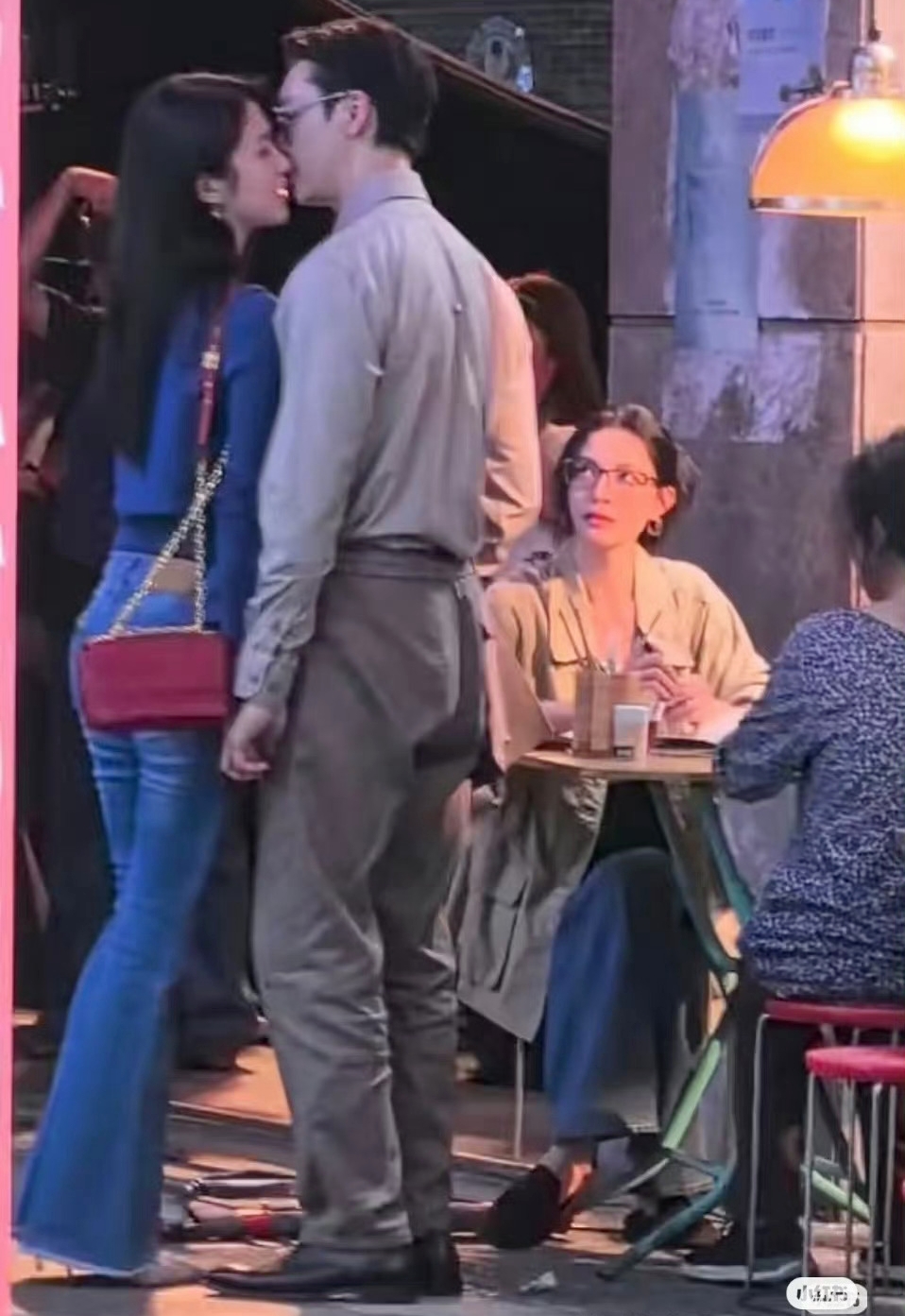 C&ocirc;ng ch&uacute;a thả d&aacute;ng tr&ecirc;n đường khiến cả triệu người m&ecirc; đắm, v&ograve;ng 1 hững hờ s&aacute;ng bừng cả con phố- Ảnh 10.