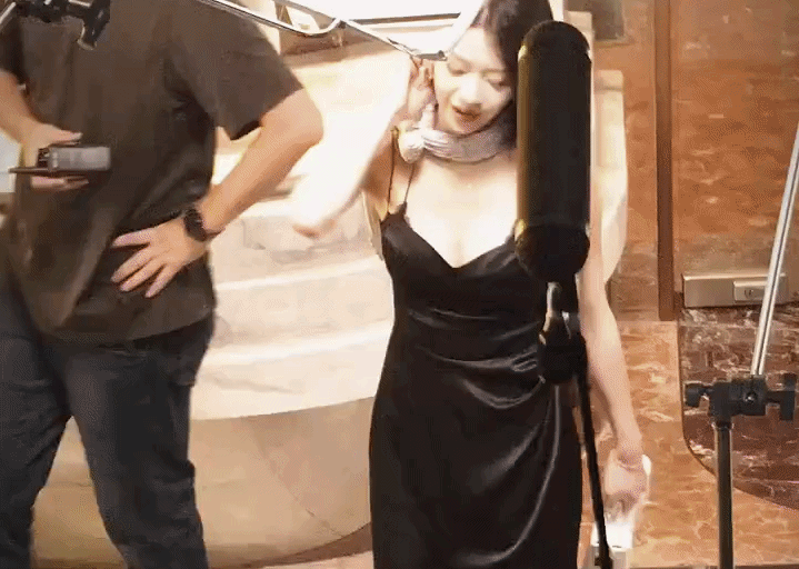 C&ocirc;ng ch&uacute;a thả d&aacute;ng tr&ecirc;n đường khiến cả triệu người m&ecirc; đắm, v&ograve;ng 1 hững hờ s&aacute;ng bừng cả con phố- Ảnh 2.