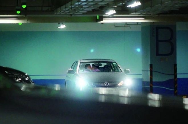 Nữ ca sĩ đ&igrave;nh đ&aacute;m bại lộ chuyện ngoại t&igrave;nh với NSX &acirc;m nhạc v&igrave; 1 bức ảnh, nh&agrave; đ&agrave;i th&ocirc;ng b&aacute;o cắt s&oacute;ng- Ảnh 2.