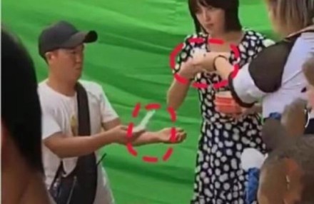 Mỹ nh&acirc;n phim cung đấu ăn đậu hủ thối v&ocirc; tư nhả v&agrave;o tay trợ l&yacute;- Ảnh 5.