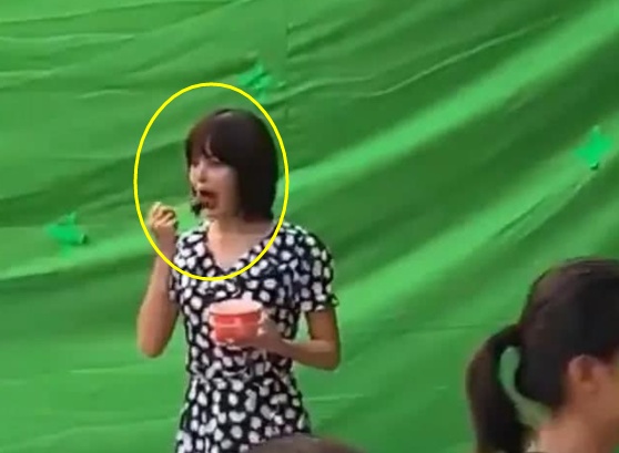 Mỹ nh&acirc;n phim cung đấu ăn đậu hủ thối v&ocirc; tư nhả v&agrave;o tay trợ l&yacute;- Ảnh 4.