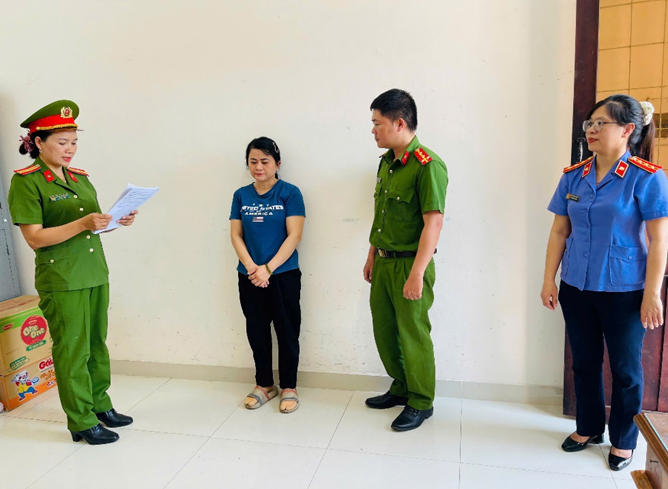 Bắt tạm giam v&agrave; kh&aacute;m x&eacute;t nh&agrave; chủ hụi Nguyễn Thị Tường Vi- Ảnh 1.