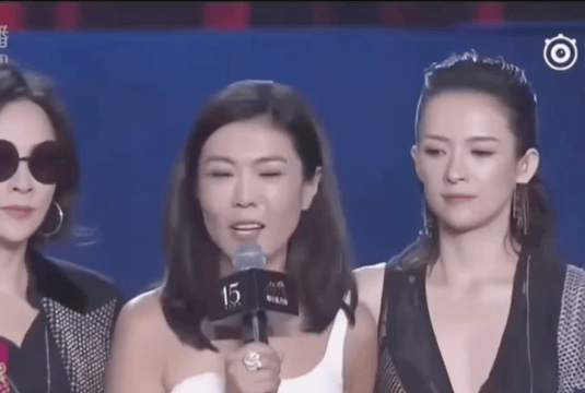 Minh tinh quyền lực nhất Trung Quốc "lật mặt nhanh hơn lật b&aacute;nh tr&aacute;ng", c&ocirc;ng khai lườm ngu&yacute;t ngay tr&ecirc;n s&oacute;ng trực tiếp- Ảnh 7.