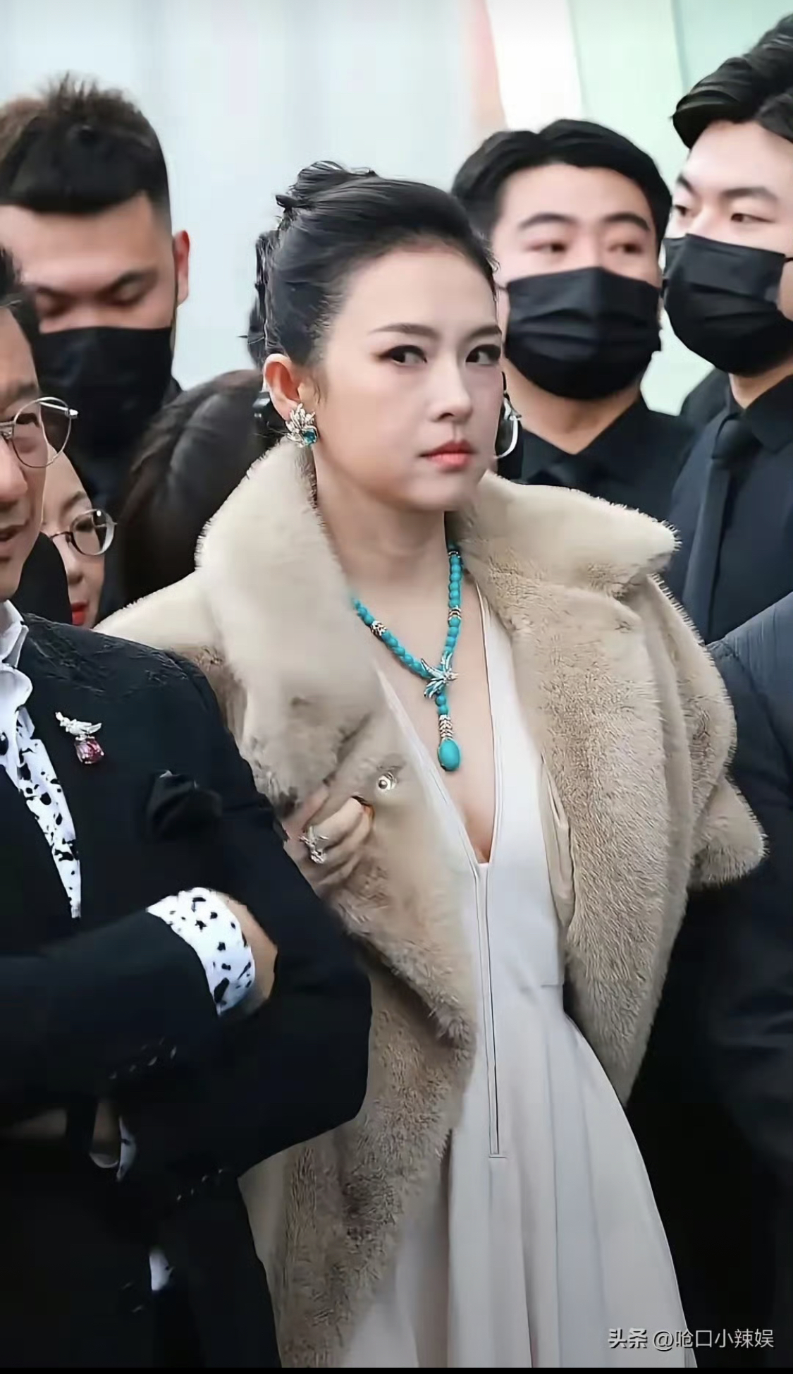 Minh tinh quyền lực nhất Trung Quốc "lật mặt nhanh hơn lật b&aacute;nh tr&aacute;ng", c&ocirc;ng khai lườm ngu&yacute;t ngay tr&ecirc;n s&oacute;ng trực tiếp- Ảnh 3.